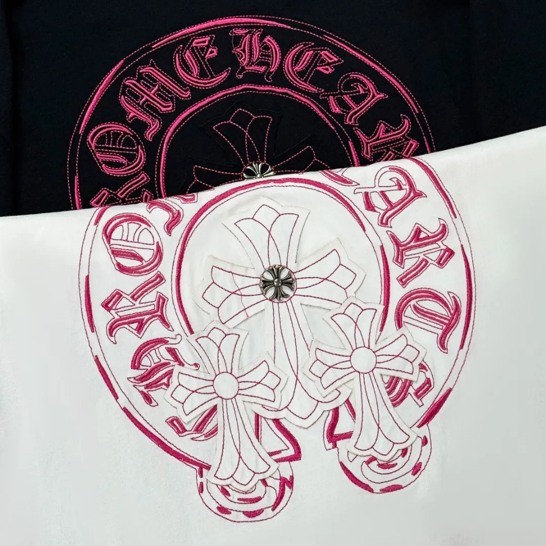 P180 Chrome Hearts 25 high-end versions. The fabric is made of 300 grams of high-density pure cotton. It does not deform or shrink. It has three labels. It is the same style for men and women. Technology: patch embroidery + original development hardware. Color: white, black. SIZE: S-XL.